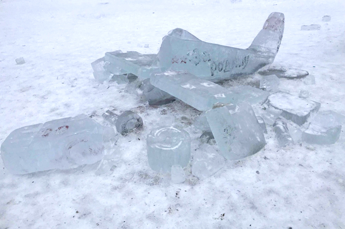 Вандалы разбивают ледяные скульптуры