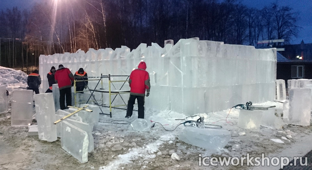 Ледяной лабиринт-крепость в процессе изготовления