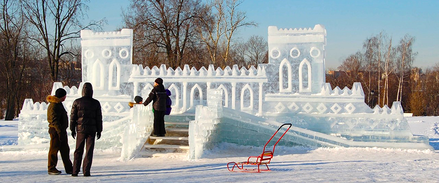 Крепости изо льда с зубчатыми стенами